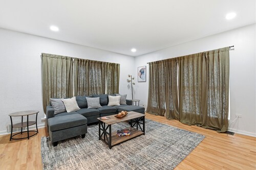 Spacious 3 bedroom home w driveway backyard