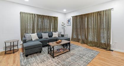 Spacious 3 bedroom home w driveway backyard