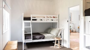 2 bedrooms, WiFi, bed sheets - Bendy Beach House, beach side property at Washerwomans beach and Sting Ray Bay (Bendalong)
