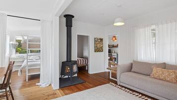 3 bedrooms, desk, free WiFi, bed sheets