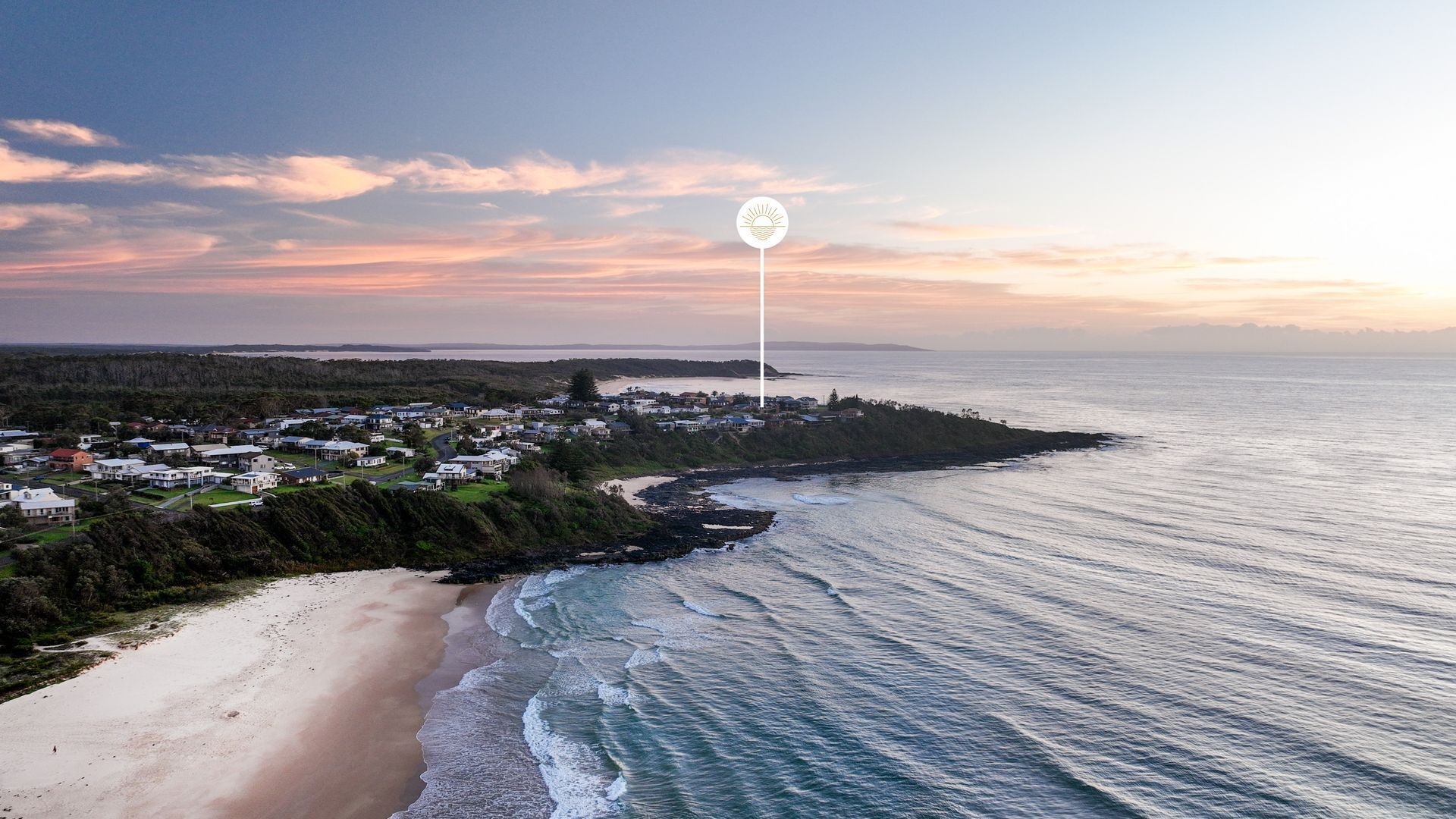 Une ville côtière dotée d’une plage et offrant une vue sur l’océan.