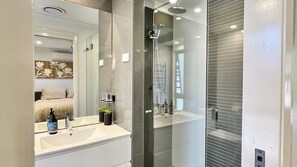 Shower, hair dryer - Lakeview at Berringer, relax by the pool with lake views (Berringer Lake)