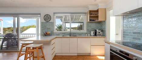 Kühlschrank, Ofen, Wasserkocher mit Kaffee-/Teezubehör