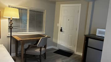 1 bedroom, WiFi (free), bed sheets
