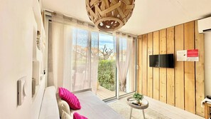 TV, books, video library - Patio Sable sleeps 4,☀️Climatisé☀️Piscine☀️Parking (Palavas-les-Flots)