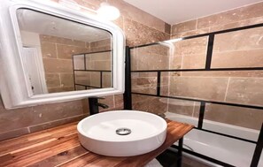 Secadora de cabello, jabón, papel de baño 