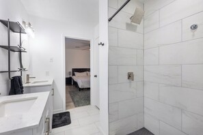 Shower, hair dryer, towels, soap - Spacious Updated 4-Bed Home in Irving (Irving)