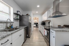 Private kitchen - Spacious Updated 4-Bed Home in Irving (Irving)