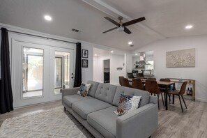 Living area - Spacious Updated 4-Bed Home in Irving (Irving)