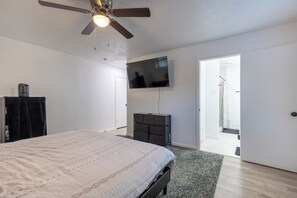 4 bedrooms, iron/ironing board, Internet, bed sheets - Spacious Updated 4-Bed Home in Irving (Irving)