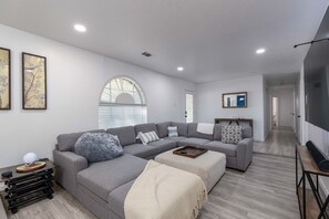 Living area - Spacious Updated 4-Bed Home in Irving (Irving)