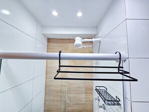 Basic Studio | Bathroom - Max Carneiros Suítes  (Tamandaré)