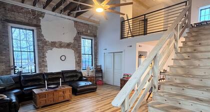 The Buck Creek Schoolhouse - your one-room schoolhouse in a quaint rural setting