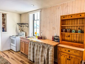 Private kitchen - The Buck Creek Schoolhouse - your one-room schoolhouse in a quaint rural setting (Urbana)