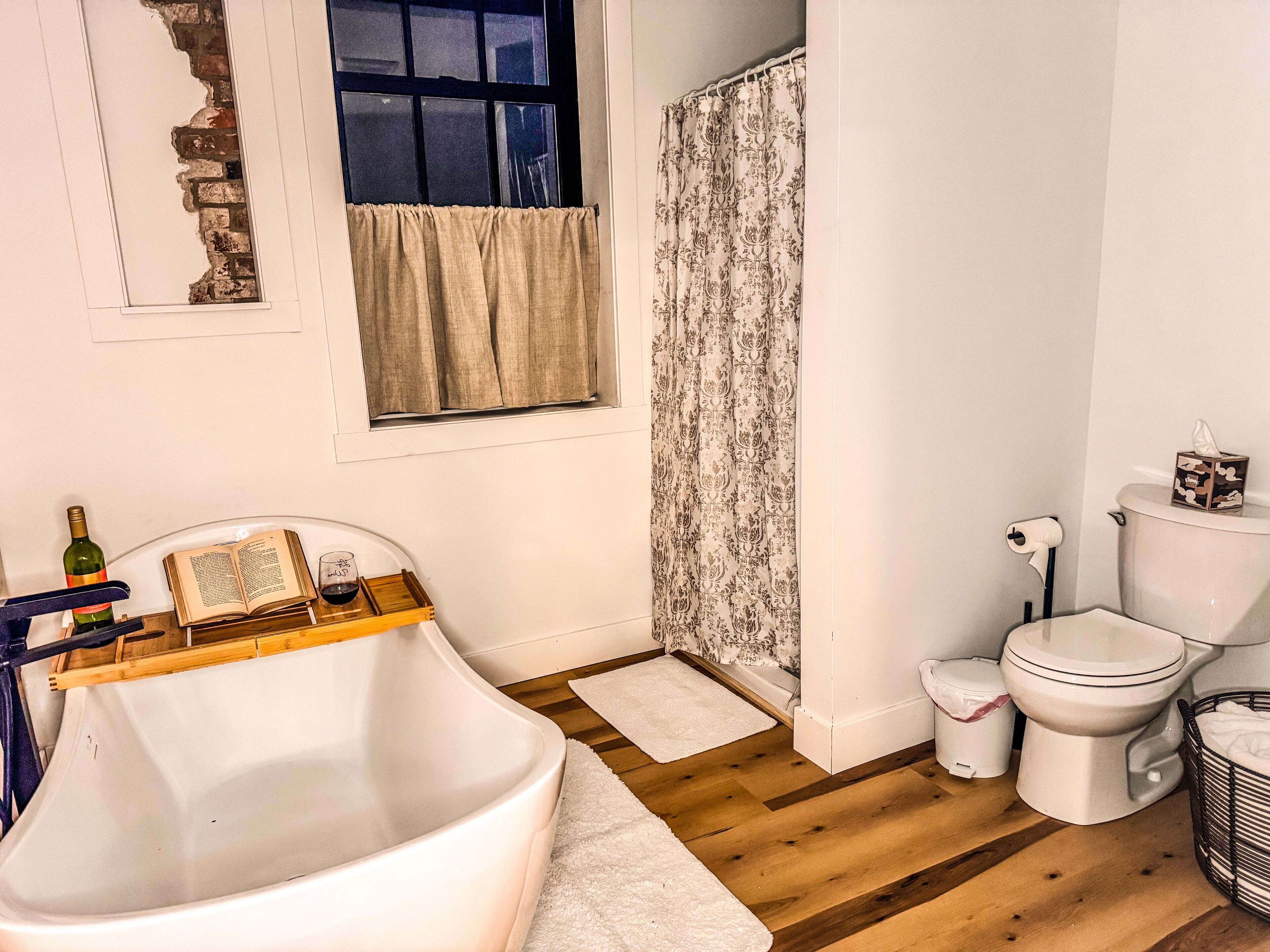 Serviettes fournies, papier toilette