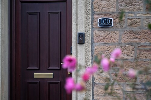 Century House | 4BR | Free Parking | City Centre