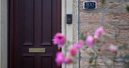 Century House | 4BR | Free Parking | City Centre