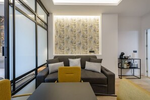 Unclassified image, 4 of 40, button