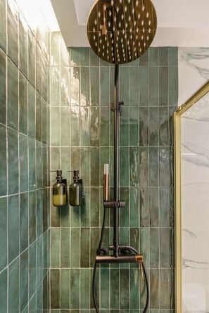 Hair dryer, towels - GRAN VIA capitals, BERLiN (Madrid)