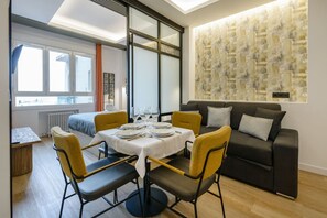 Unclassified image, 5 of 40, button