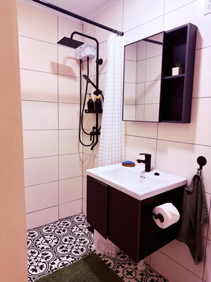 Shower, hair dryer, towels, soap - Cozy Hideaway near Mambo Beach - Private Garden (Willemstad)