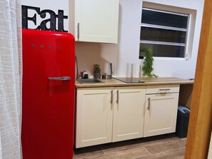 Refrigerador, horno, parrilla de estufa y cafetera y tetera 