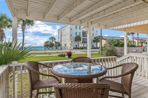 Outdoor dining - Sand Pebbles 2*Private Beach*Pet Friendly*Big View*Nearby Dining*Beach Gear (Destin)