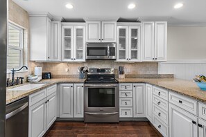 Fridge, microwave, oven, stovetop - Sand Pebbles 2*Private Beach*Pet Friendly*Big View*Nearby Dining*Beach Gear (Destin)