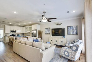 Casa, varias camas (Driftwood Townhomes #3- Liv Salty) | Zona de estar