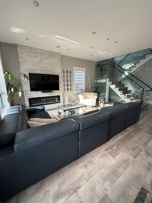 TV, fireplace - FIFA Ready-Executive 4BR home-Spa Pool-2 Masters-Fitness Room-Skytrain 5min walk (New Westminster)