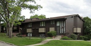 Exterior - Charming 2BR Condo in Lake Geneva - Walk to Pool, Tennis & Downtown! (Lake Geneva)