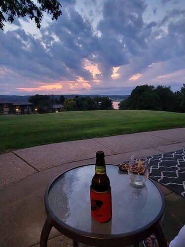 Charming 2BR Condo in Lake Geneva - Walk to Pool, Tennis & Downtown!