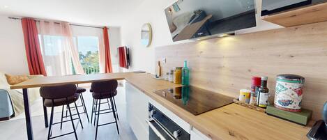 Kjøleskap, mikrobølgeovn, ovn og oppvaskmaskin