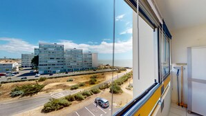 A modern building with a parking lot and a view of the sea. - Pavois d'Azur - Sea view apartment 100m from the beach (Saint-Hilaire-de-Riez)