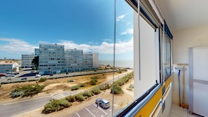 A modern building with a parking lot and a view of the sea. - Pavois d'Azur - Sea view apartment 100m from the beach (Saint-Hilaire-de-Riez)