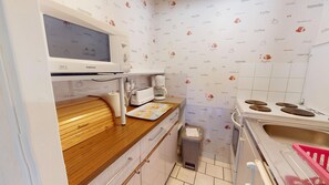 Kühlschrank, Mikrowelle, Ofen, Wasserkocher mit Kaffee-/Teezubehör