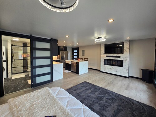 Brand new remodeled studio in Newman lake! Close to the lake and much more!