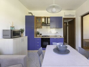 Fridge, microwave, oven - Spacious three-room apartment near Lacona beach (Lacona)
