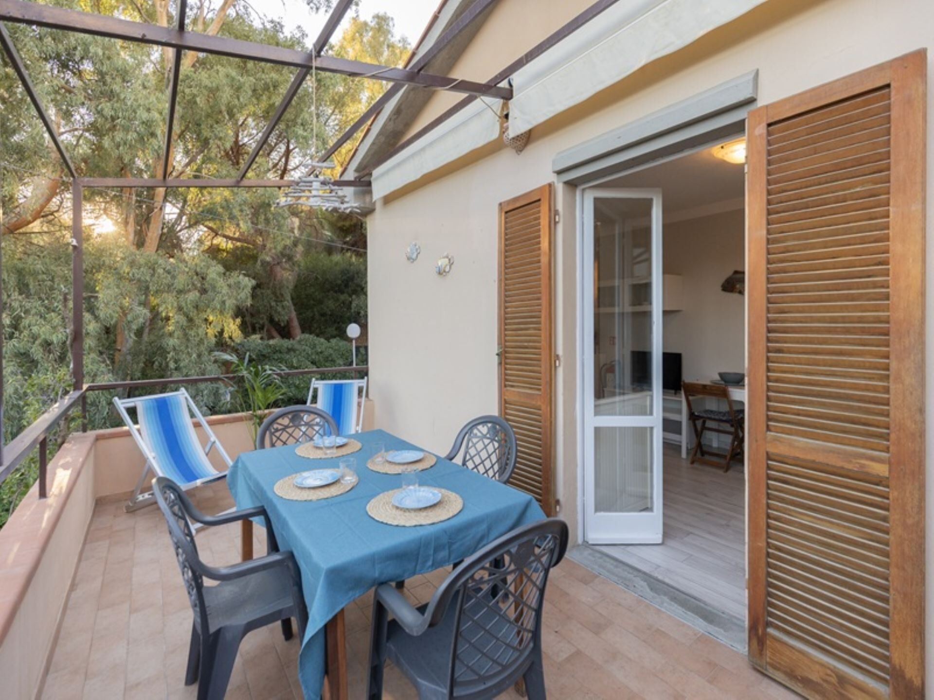 屋外ダイニングエリア