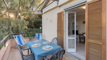 屋外ダイニングエリア