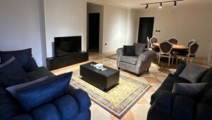 Una sala de estar moderna con un sofá, una mesa de centro y un televisor.
