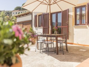Outdoor dining - Two-bedroom sea-view apartment in Portoferraio (Portoferraio)