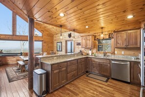 Fridge, microwave, oven, stovetop - Majestic Mountaintop Escape (Blue Ridge)