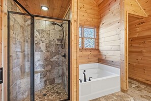 Shower, towels, shampoo - Majestic Mountaintop Escape (Blue Ridge)