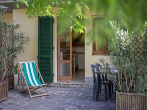Outdoor dining - Quiet, well-kept stay for couples or families (Campo nell'Elba)