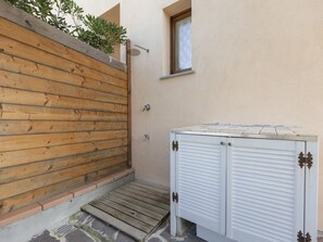 Property grounds - One-bedroom apartment with garden & Lacona view (Lacona)