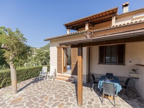 Outdoor dining - One-bedroom apartment with garden & Lacona view (Lacona)