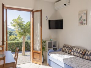 TV - One-bedroom apartment with garden & Lacona view (Lacona)
