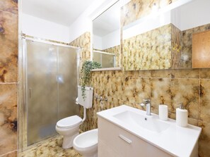 Shower - One-bedroom apartment with garden & Lacona view (Lacona)