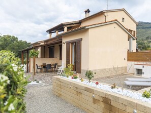 Outdoor dining - One-bedroom apartment with garden & Lacona view (Lacona)
